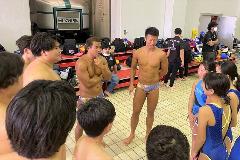 写真:フィリピン選手とブルボンKZジュニア選手がプールサイドで話しています