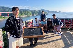 写真:恋人岬での写真。後ろには米山と米山大橋、日本海が見えます