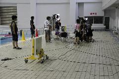 プールサイドでの撮影スタッフの様子の写真