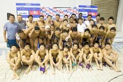 写真:試合後に撮影された両チームの集合写真です