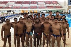 写真:ブルボンKZ高校男子との集合写真です。肩を組んでいます