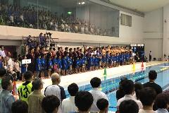 写真:親善試合の国歌斉唱。選手・観客全員が起立しています