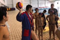 写真:青柳さんの話を熱心に聞く台湾のジュニア選手