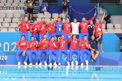 写真:オリンピックでの優勝後に撮られた記念写真です。優勝を喜んでいます