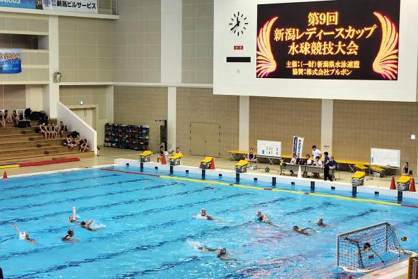 写真:試合中の様子です。激しい攻防が行われています