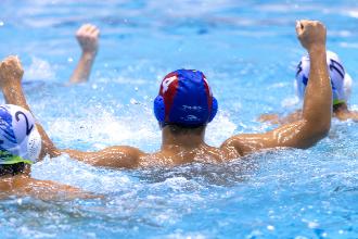 写真:シュートが決まって両手でガッツポーズをする前野考紀選手