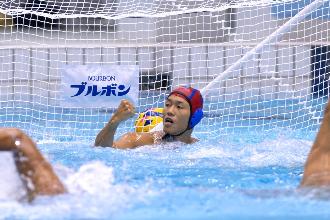 写真:ゴールキーパーの小椋裕介選手が相手のシュートを止めてガッツポーズをしています