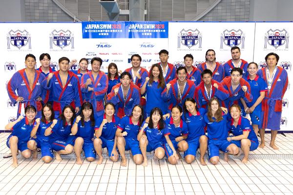 写真:大会を終えたブルボンウォーターポロクラブ柏崎男女の集合写真