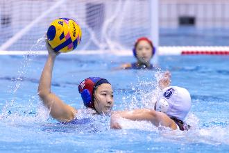 写真:梅村香穂選手がパスをしようとしています