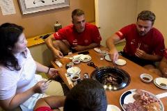 写真:市内の焼肉屋での様子。網に肉を乗せて焼き上がりを待っています