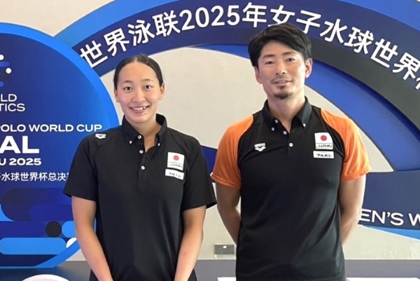 写真:女子代表に選出された浦選手と筈井監督が笑顔で並んでいます