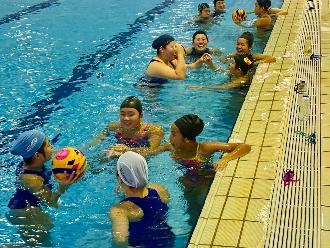 写真:練習前に談笑するマレーシアとブルボンKZの女子選手