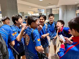 写真:談笑するマレーシアとブルボンKZの男子選手