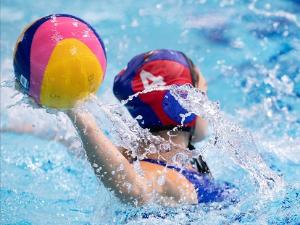 写真:女子選手がボールをパスしようとしている瞬間