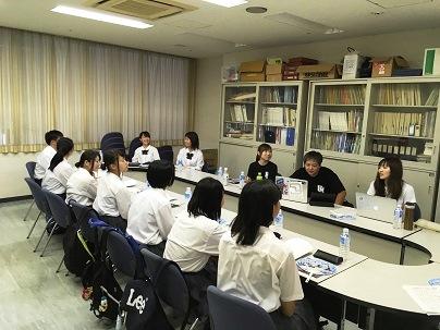 内山ミエさんと地元高校生9名が自己紹介をしている写真