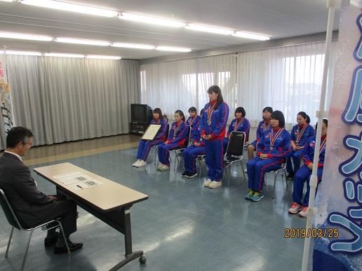 作野選手が3位入賞とベスト7獲得の喜びを語っている様子の写真