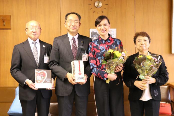 左から教育長、副市長、イェレナ・イェレミッチさん、角崎さんの集合写真
