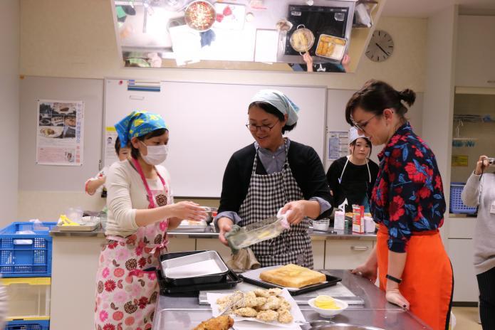 料理を行う参加者を見守るイェレナ・イェレミッチさんの写真