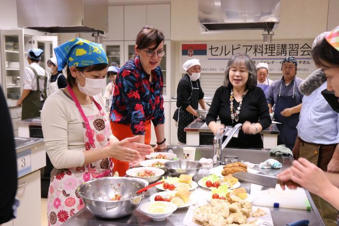 参加者に料理方法を教えるイェレナ・イェレミッチさんの写真