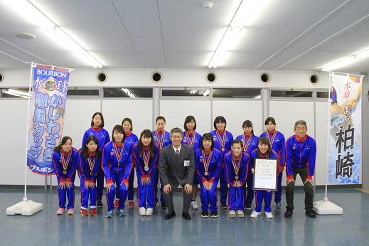中央に市長、その周りを13人の選手と栗林監督が囲んだ集合写真