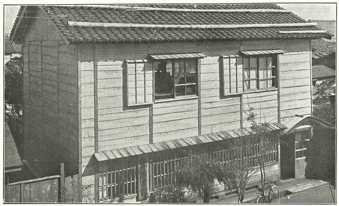 写真:開設当初の柏崎図書館が入った芝蘭会の建物(2階建ての木造瓦葺き)