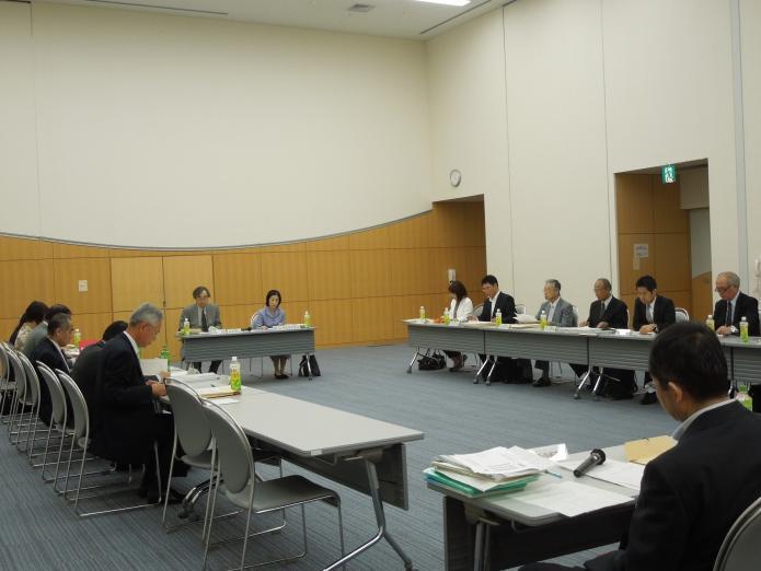 策定委員が向かい合って座り、会議をしている写真