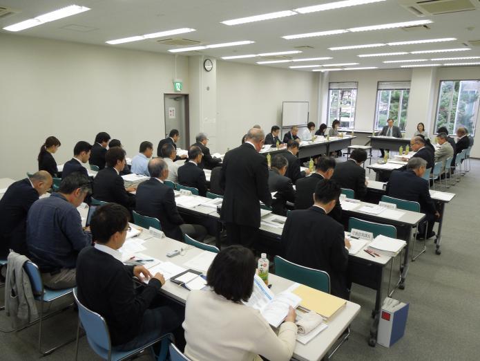 事務局が策定委員に素案の説明を行っている写真