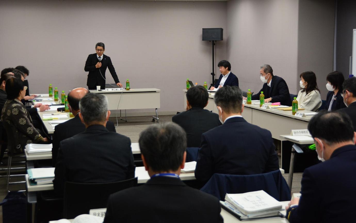写真:挨拶をする審議会長