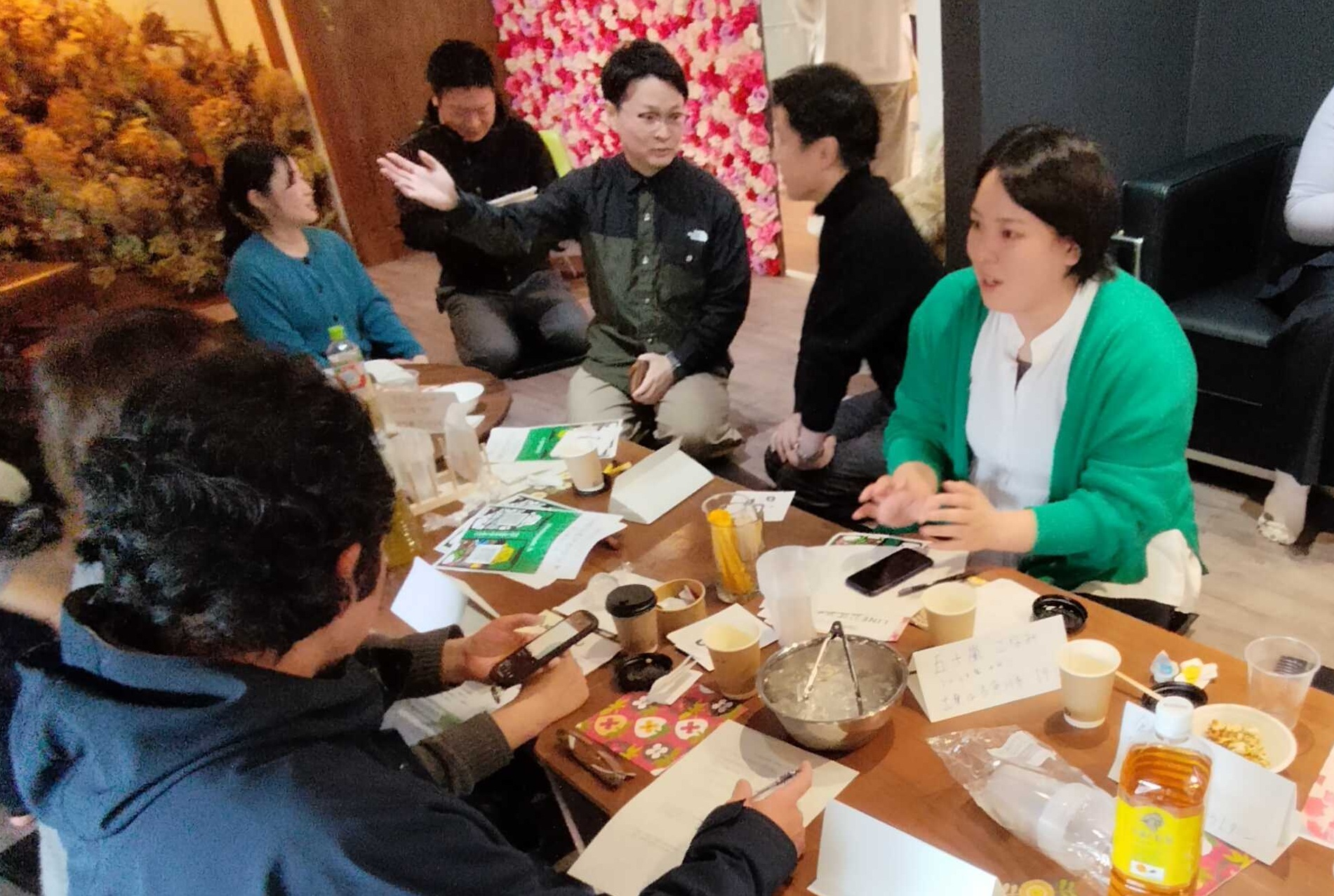 写真:おしゃべりとコーヒーを楽しむ参加者