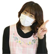 写真:ジャングルキッズを担当する女性。エプロンをつけています