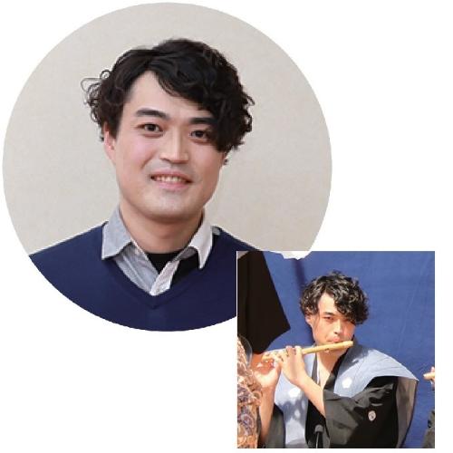 写真:地面治さんの顔写真と、横笛を吹いている公演中の写真