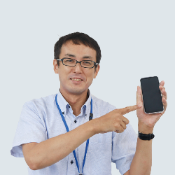 写真:手に持ったスマホの画面を指さす男性職員