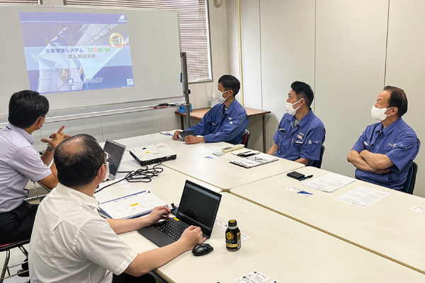 写真:会議室で市内企業の個別相談にのるユニテック写真