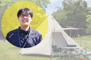 写真:内山さんの顔写真とゆうぎに設置した三角テント