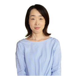 髪が肩に軽く触れるくらいの長さの女性の写真