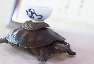写真:実物に見紛うような亀の置物。甲羅の上には杯を載せる用の台があります。