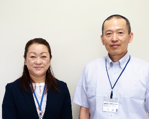引きこもり支援センターで相談を受ける男性職員と女性職員の写真があります。