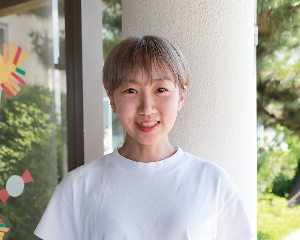 ショートカットヘアではつらつとした雰囲気のある女性の写真があります。