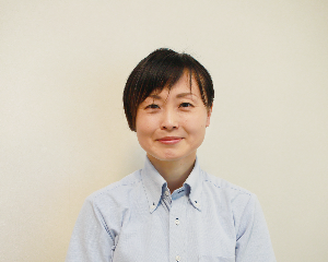 ボブヘアスタイルで柔和な笑みを浮かべた女性の写真があります。