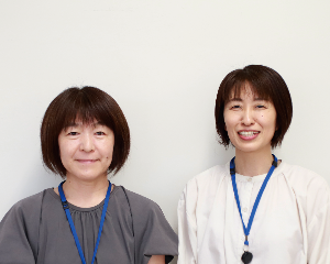 やさしそうな笑顔を向ける2人の女性の写真があります