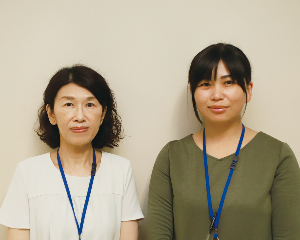 やさしそうな雰囲気のある2人の女性の写真があります。