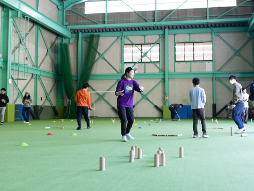 写真:天候に左右されない屋内運動広場で、モルック(点数が書かれた棒を倒すゲーム)を楽しむ利用者