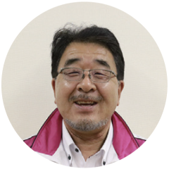 写真:くがさとしさん。眼鏡をかけ、口ひげを蓄えた男性です。