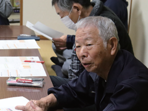写真:会議に参加する男性の地域住民