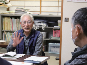 写真:手振りを交えながら話す男性