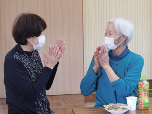 写真:参加者と談笑する鴨下さん