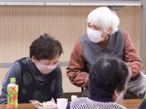 写真:お茶とお菓子を前に談笑する3人の助成参加者