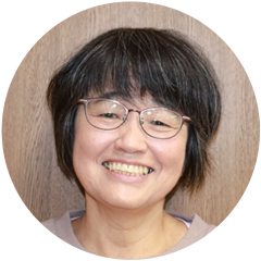 写真:わたなべみどりさん。眼鏡をかけた女性です。