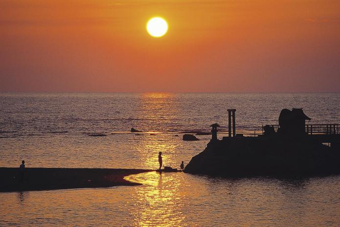 日本海に沈む真っ赤な夕日に感動 柏崎市公式ホームページ