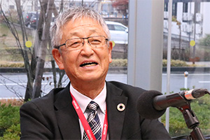 柏崎地域森林組合の石塚組合長が、マイクに向かって話しています。